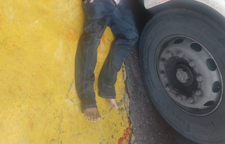 Assaltante é espancado dentro de ônibus e morre ao cair na Max Teixeira Assaltante é espancado dentro de ônibus e morre ao cair na Max Teixeira