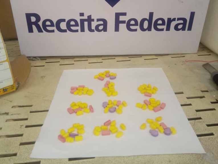 Odin encontra 200 comprimidos de ecstasy em encomendas dos Correios. Veja vídeos Odin encontra 200 comprimidos de ecstasy em encomendas dos Correios. Veja vídeos
