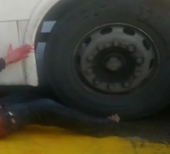 Per&iacute;cia e imagens mostram que assaltante foi linchado e esfaqueado em &ocirc;nibus