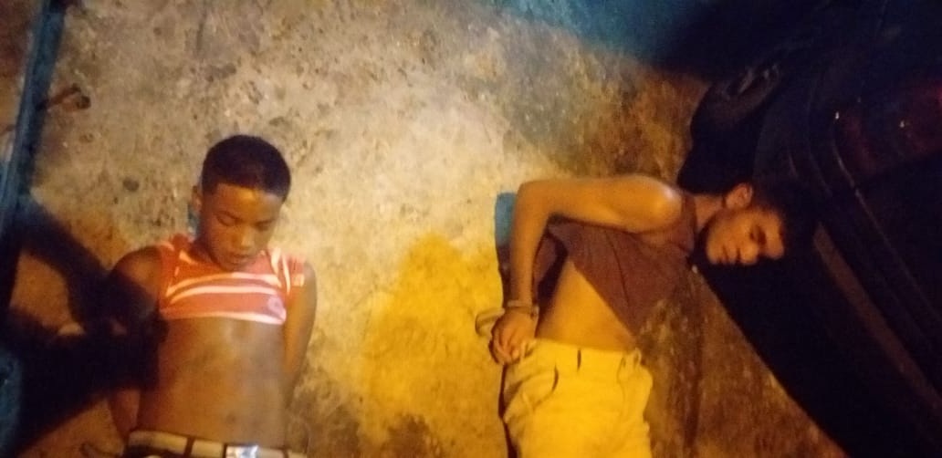 Motorista de aplicativo reconhece arma de brinquedo e rende assaltantes com ajuda de populares Motorista de aplicativo reconhece arma de brinquedo e rende assaltantes com ajuda de populares