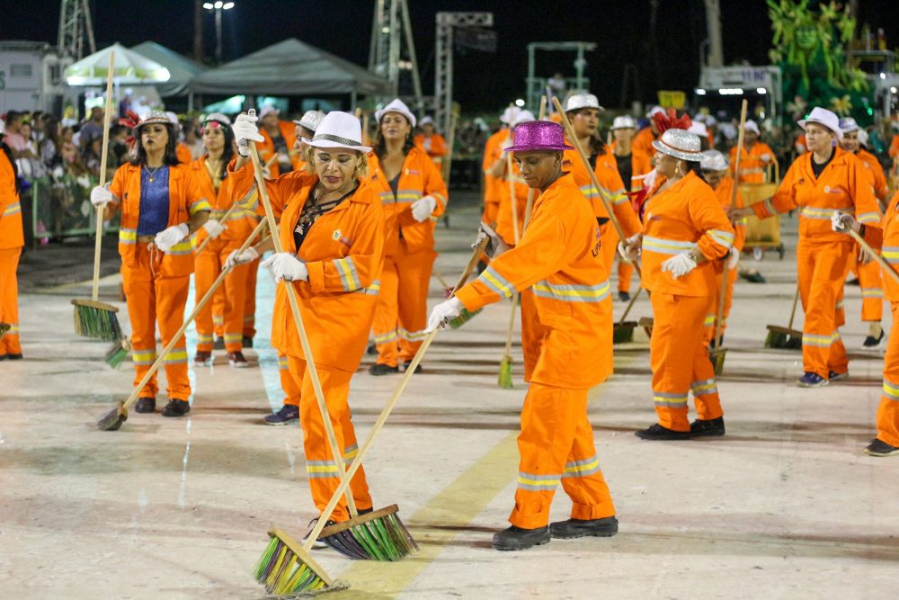 Prefeitura retira 131 toneladas de lixo no Carnaval; bandas geraram maior volume Prefeitura retira 131 toneladas de lixo no Carnaval; bandas geraram maior volume
