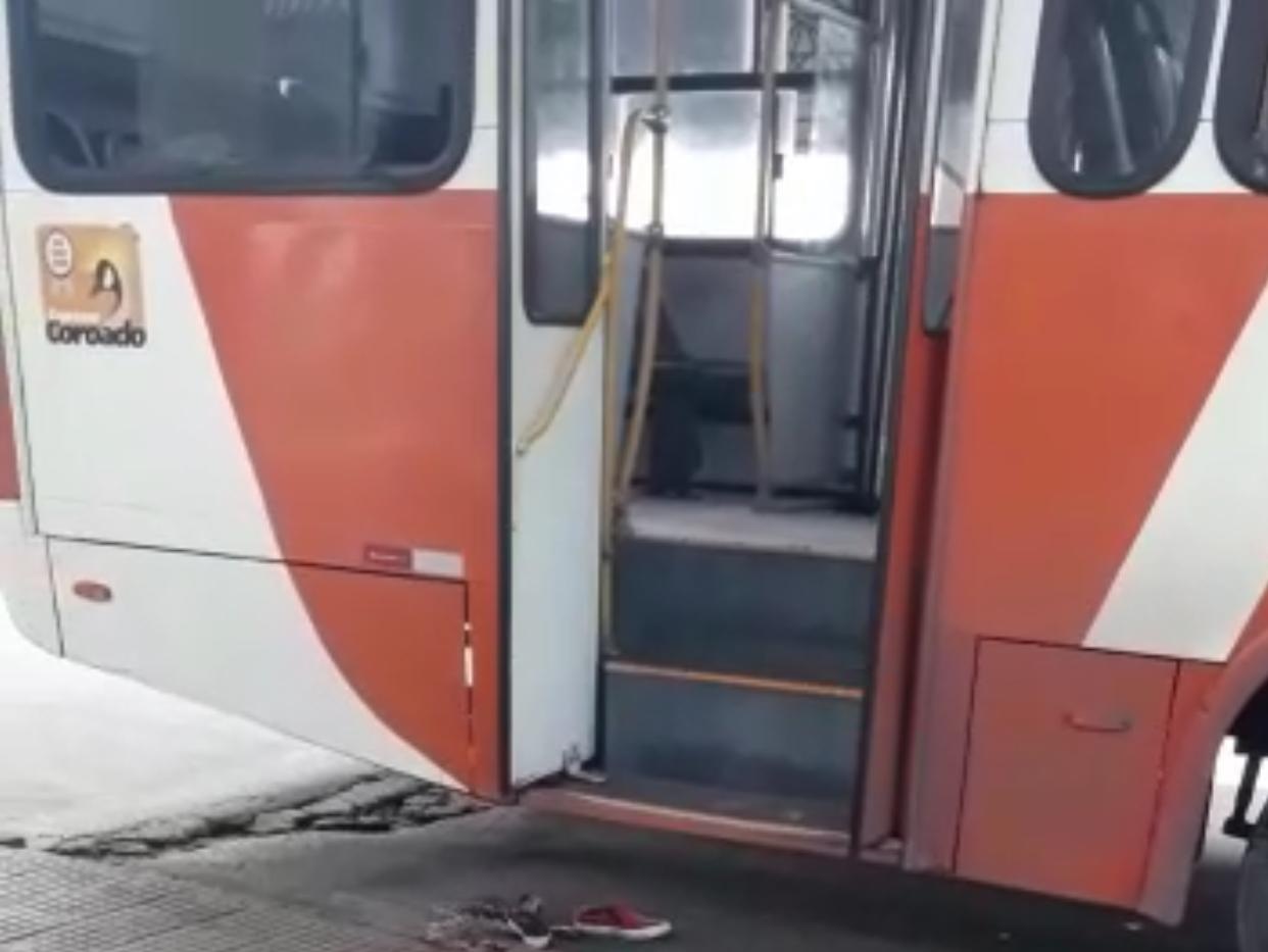 Passageiro tenta embarcar em ônibus em movimento no T5, cai e tem perna esmagada Passageiro tenta embarcar em ônibus em movimento no T5, cai e tem perna esmagada