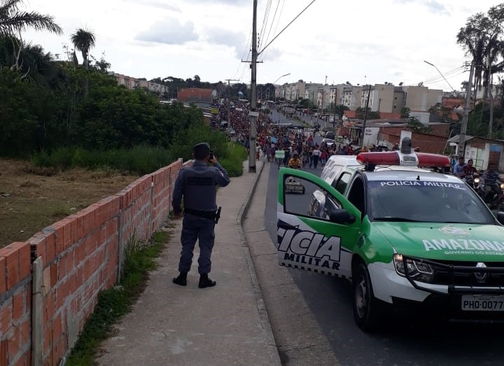 Contra reintegração, moradores do Monte Horebe fazem protesto nas avenidas Torquato e das Torres. Veja vídeos Contra reintegração, moradores do Monte Horebe fazem protesto nas avenidas Torquato e das Torres. Veja vídeos