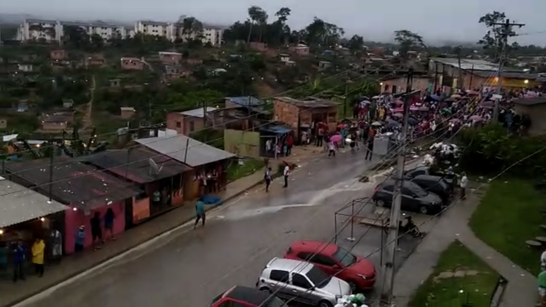 Tropas e m&aacute;quinas est&atilde;o no Monte Horebe para cumprir reintegra&ccedil;&atilde;o debaixo de chuva. Veja v&iacute;deos