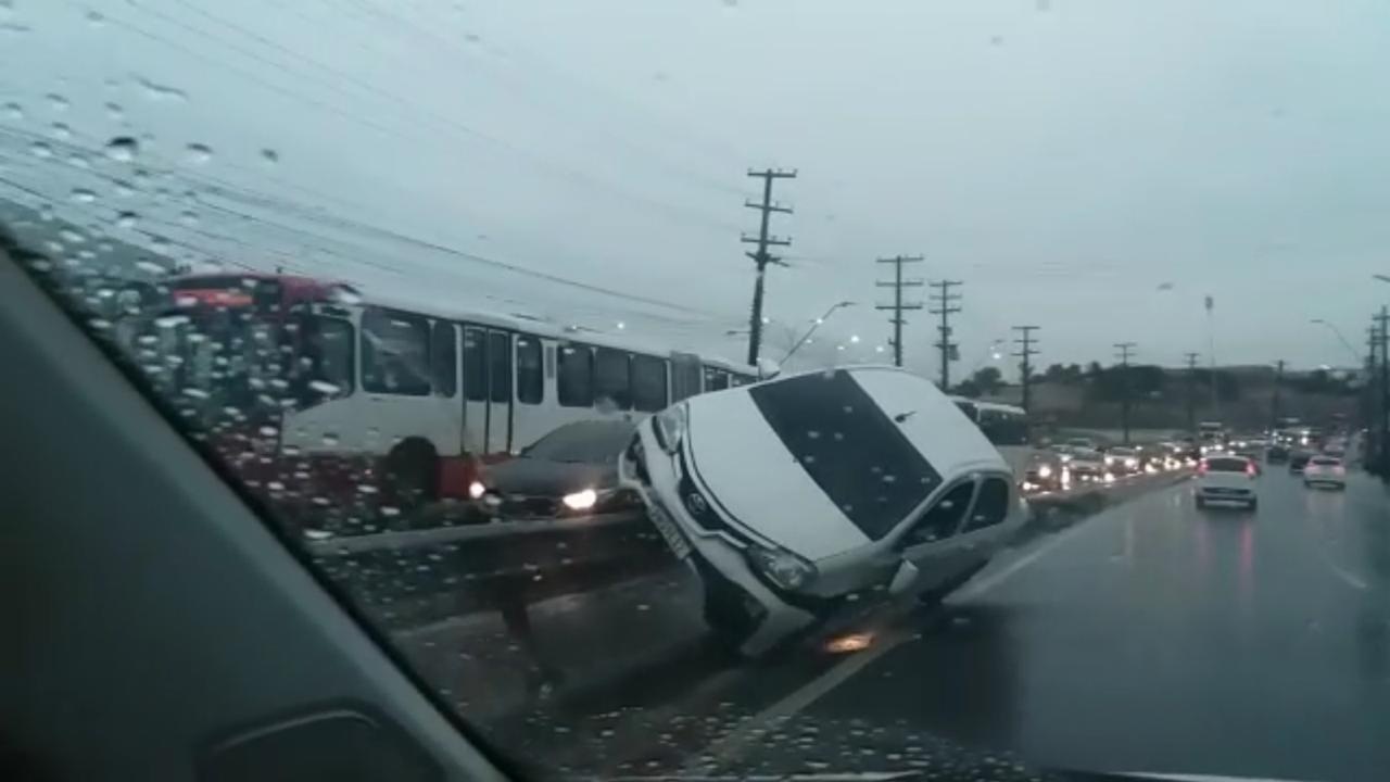 Motorista perde controle e invade canteiro central na Torquato Tapaj&oacute;s