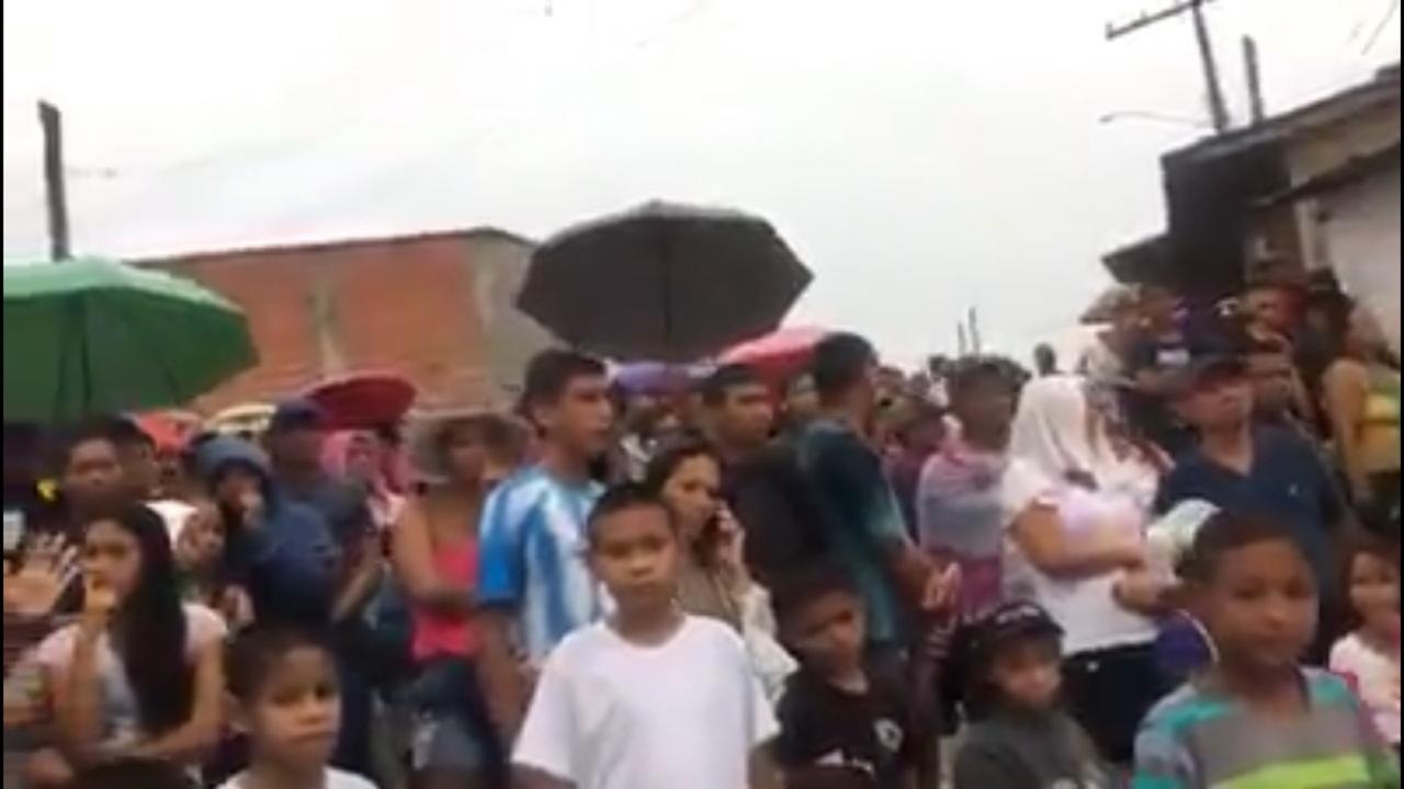 Moradores fazem barreira com crianças no Monte Horebe, mas desocupação segue tranquila. Veja vídeos Moradores fazem barreira com crianças no Monte Horebe, mas desocupação segue tranquila. Veja vídeos