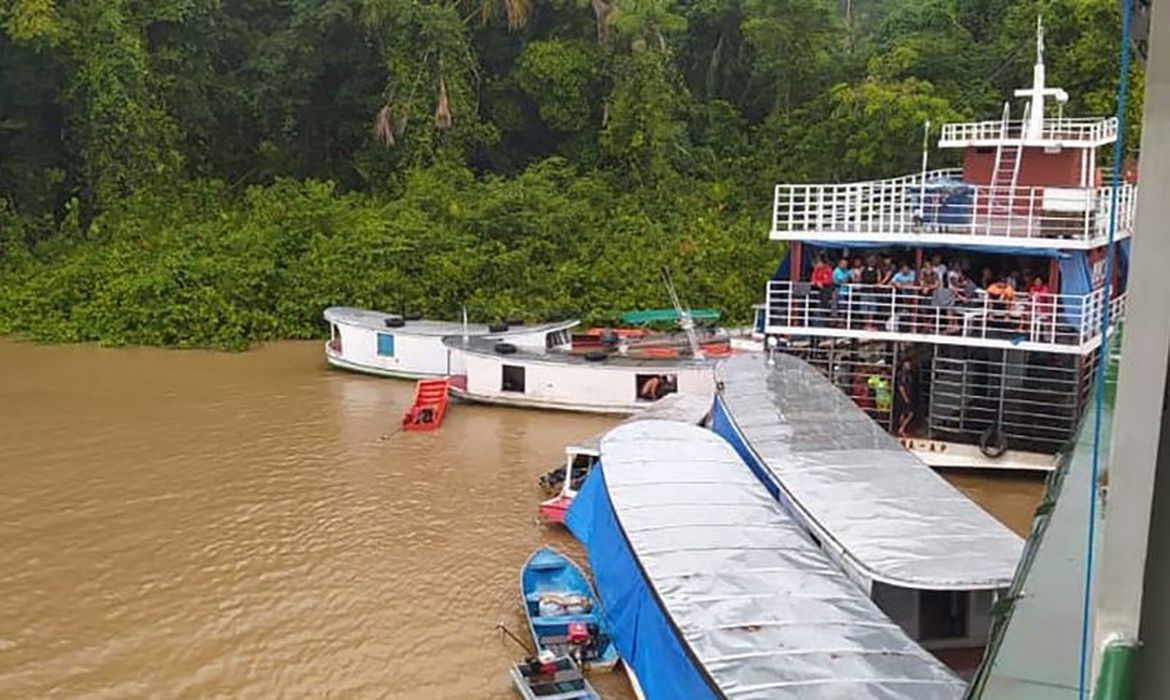 Sobe para 13 o número de mortos em naufrágio no Amapá; maioria é mulher Sobe para 13 o número de mortos em naufrágio no Amapá; maioria é mulher