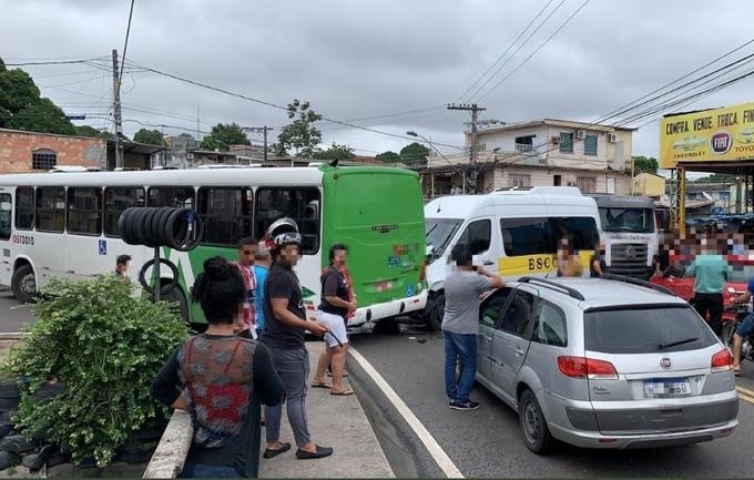 Caminh&atilde;o de tijolos bate em sete ve&iacute;culos, incluindo condu&ccedil;&atilde;o escolar, e seis ficam feridos. Veja v&iacute;deo
