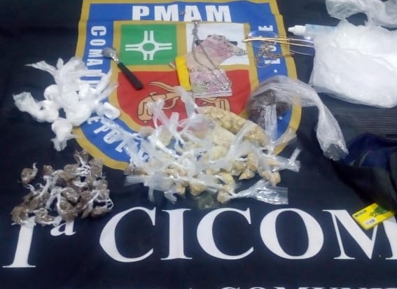 Dupla com moto roubada bate em carro parado e foge; PMs prenderam outras 7 pessoas nas &uacute;ltimas 24h