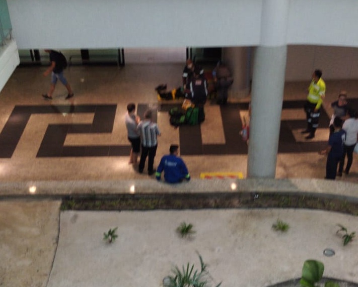 Infraero confirma tiro entre taxistas no aeroporto e caso deve ir para polícia Taxista leva tiro na perna no saguão do aeroporto Eduardo Gomes