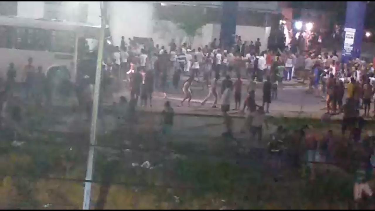 Manifesta&ccedil;&atilde;o vira pra&ccedil;a de guerra no conjunto Viver Melhor. Veja v&iacute;deos