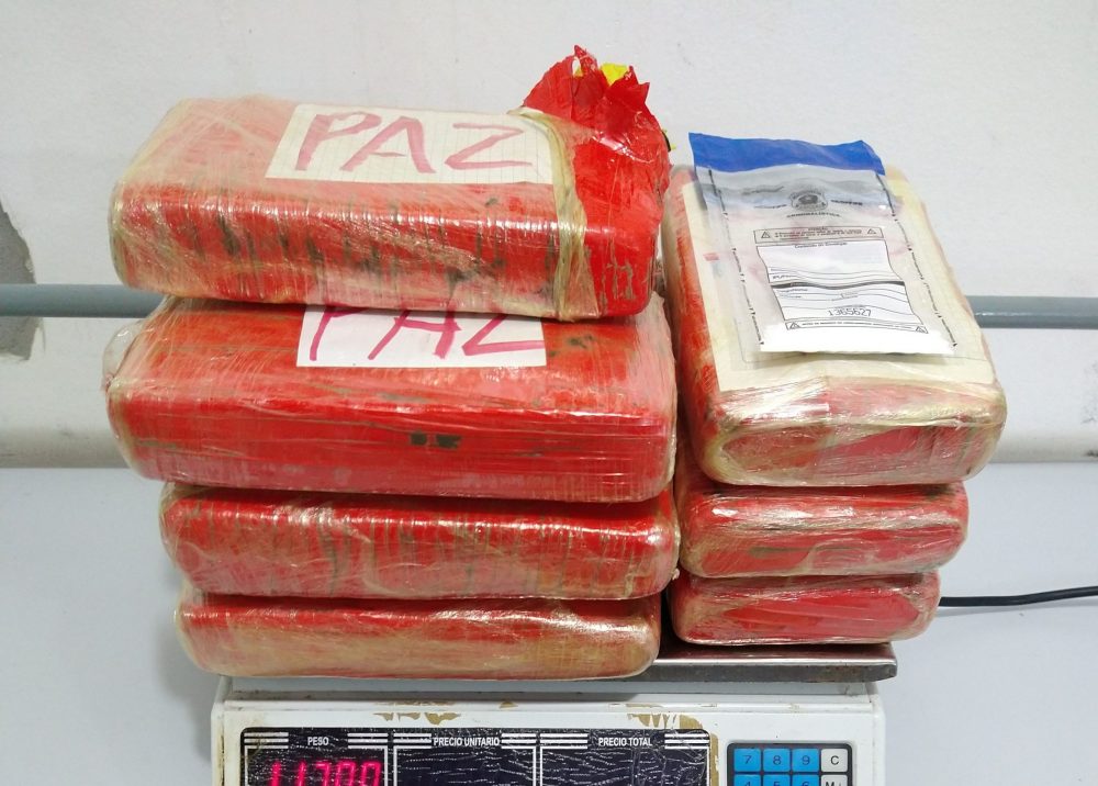 PF prende 3 homens com 11kg de cocaína com sigla escrito 'paz' PF prende 3 homens com 11kg de cocaína com sigla escrito 'paz'
