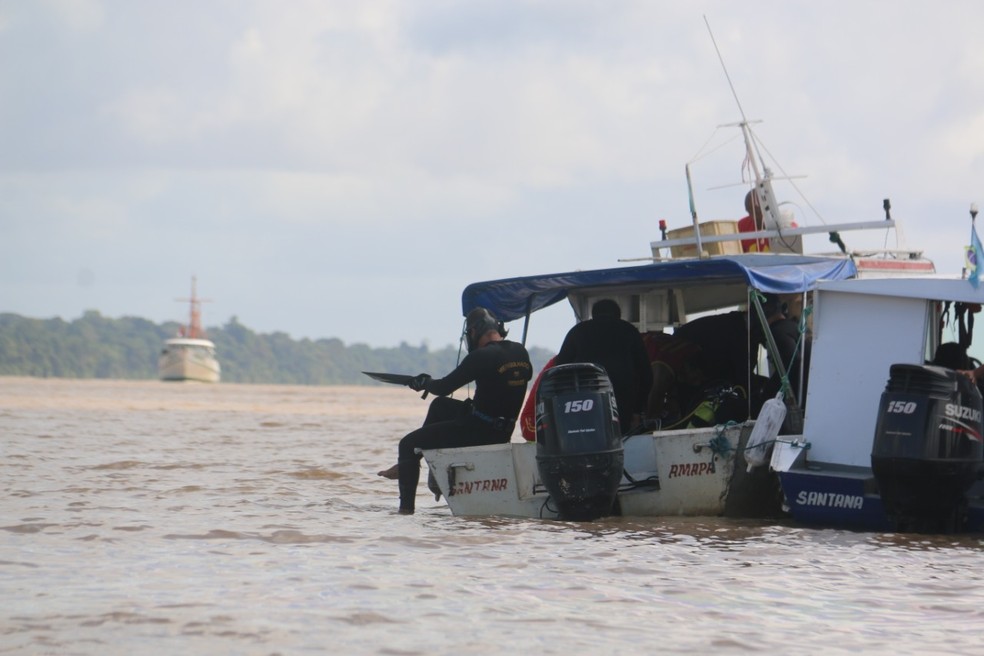 Naufr&aacute;gio do Anna Karolinne III soma 33 mortos e &oacute;rg&atilde;os trabalham para tirar embarca&ccedil;&atilde;o do fundo do rio