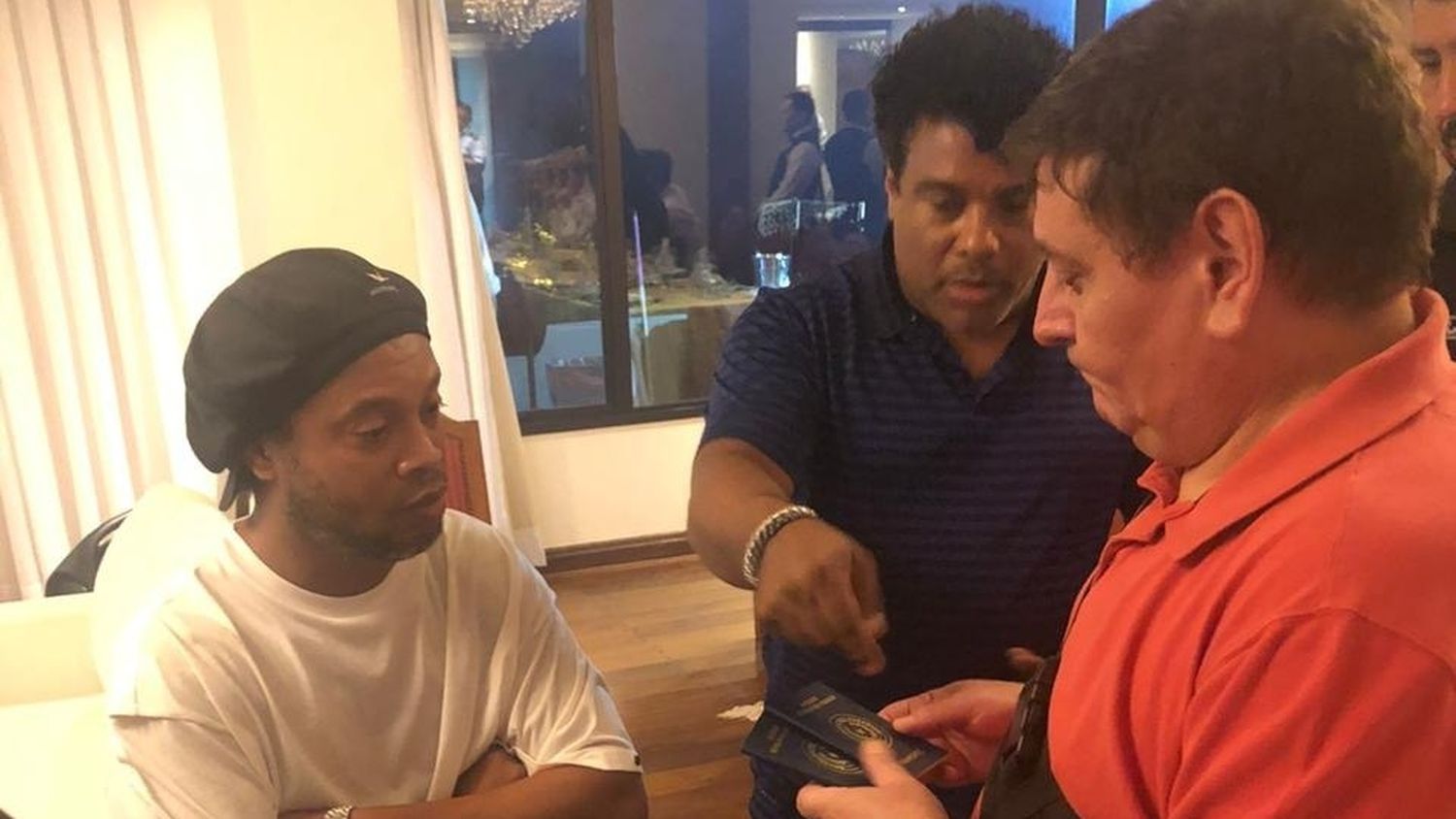 Ronaldinho Gaúcho é detido com passaporte falso no Paraguai Ronaldinho Gaúcho é detido com passaporte falso no Paraguai