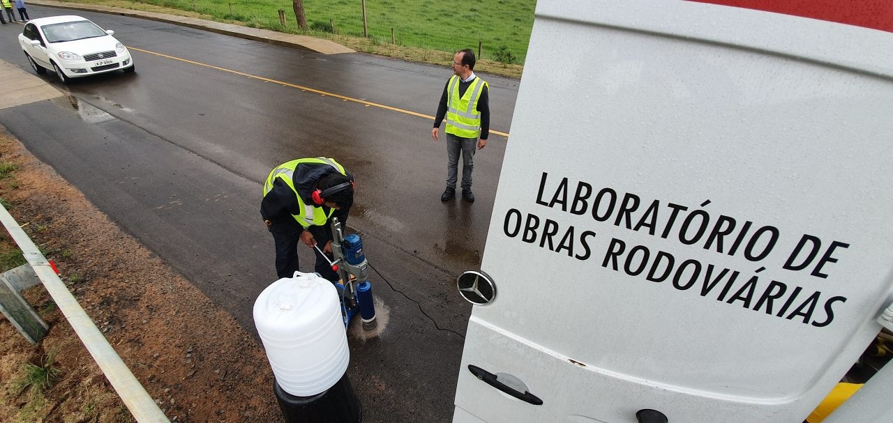TCE fiscalizará asfalto, direto na obra, em laboratório altamente especializado TCE fiscalizará asfalto, direto na obra, em laboratório altamente especializado