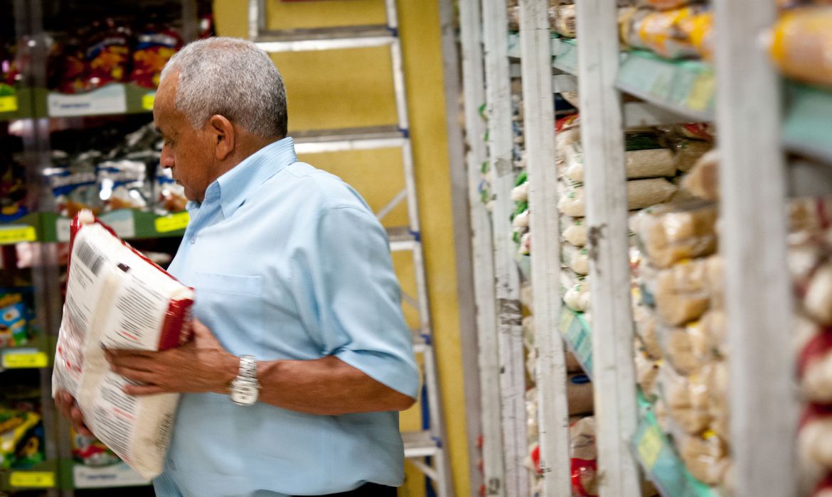 Pre&ccedil;o da cesta b&aacute;sica sobe em 10 das capitais pesquisadas pelo Dieese