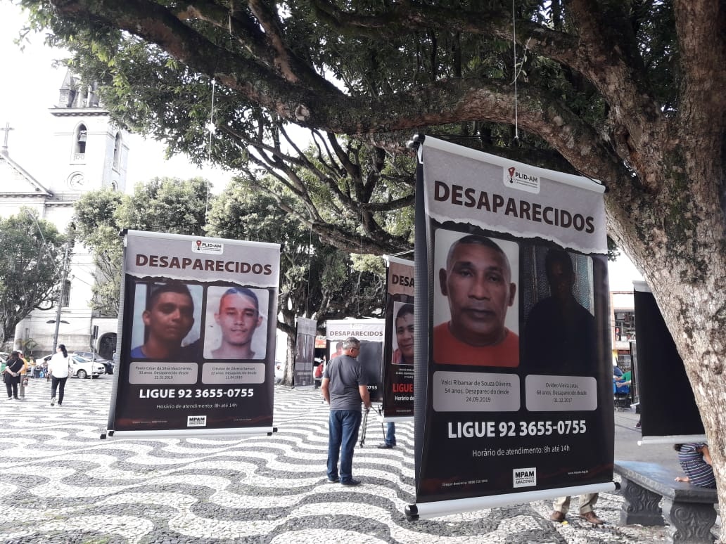 Busca por desaparecidos tem reforço com mostra de fotos no Largo Busca por desaparecidos tem reforço com mostra de fotos no Largo