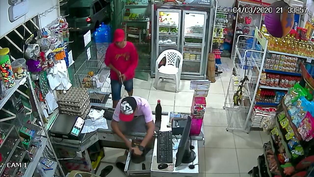 Falsos clientes roubam mercadinho na Cidade Nova. Veja vídeo Falsos clientes roubam mercadinho na Cidade Nova. Veja vídeo