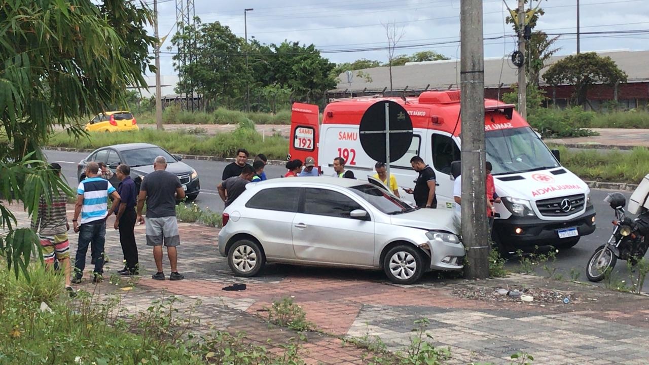 Motorista perde controle e acerta poste de frente no Distrito Industrial