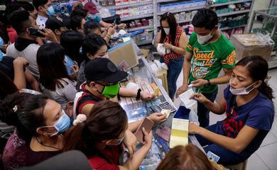 China: n&uacute;mero de novo caso de Covid-19 cai para menos de 100 por dia