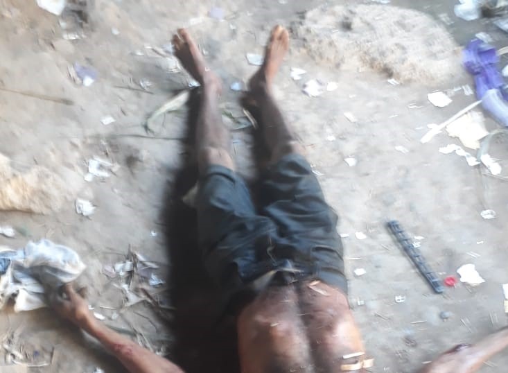 Morador de rua é morto a terçadadas e corpo é encontrado debaixo de ponte Morador de rua é morto a terçadadas e corpo é encontrado debaixo de ponte