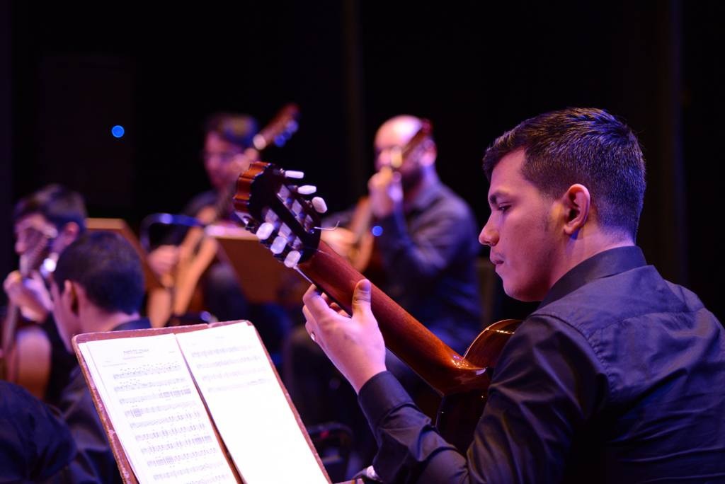 Concerto da Orquestra de Violões mescla regionais e trilhas de filmes Concerto da Orquestra de Violões mescla regionais e trilhas de filmes