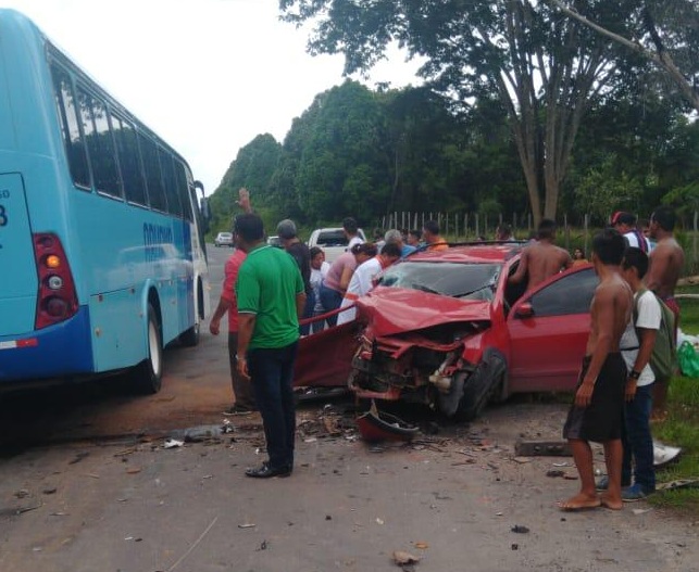 Três pessoas ficam feridas em grave acidente com picapes na AM-010 Três pessoas ficam feridas em grave acidente com picapes na AM-010
