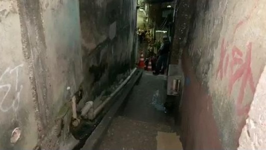 Ex-detento é morto no escadão da Compensa com 4 tiros Ex-detento é morto no escadão da Compensa com 4 tiros