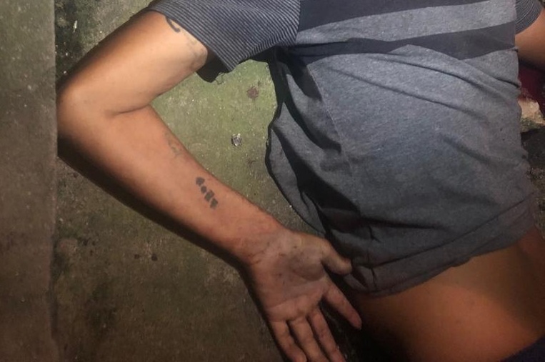 Homem é morto a tiros em frente de casa em beco na Compensa Homem é morto a tiros em frente de casa em beco na Compensa