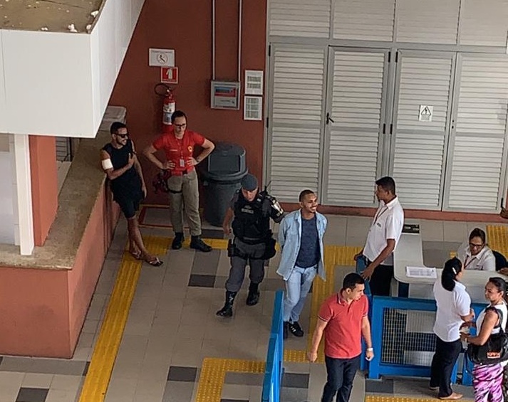 Universitário é detido ao tentar esfaquear estudante dentro de instituição Universitário é detido ao tentar esfaquear estudante dentro de instituição