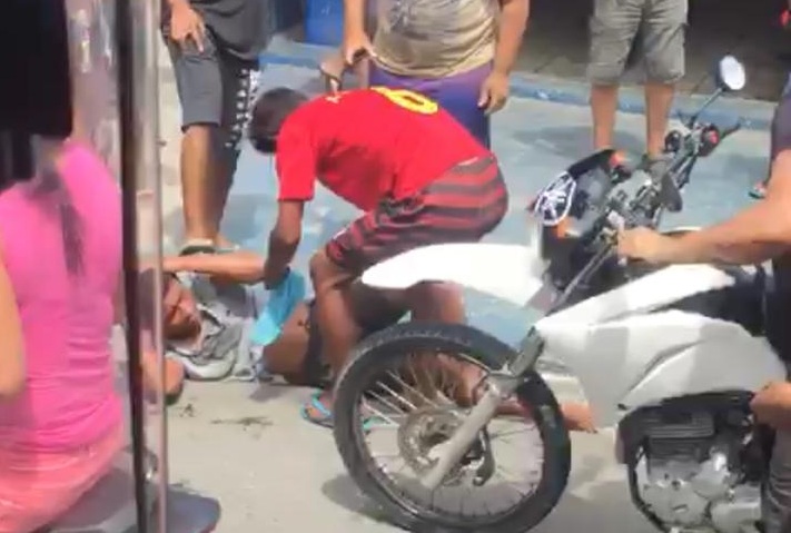 Suspeito de roubo escapa de linchamento na zona Leste; veja vídeo Suspeito de roubo escapa de linchamento na zona Leste; veja vídeo