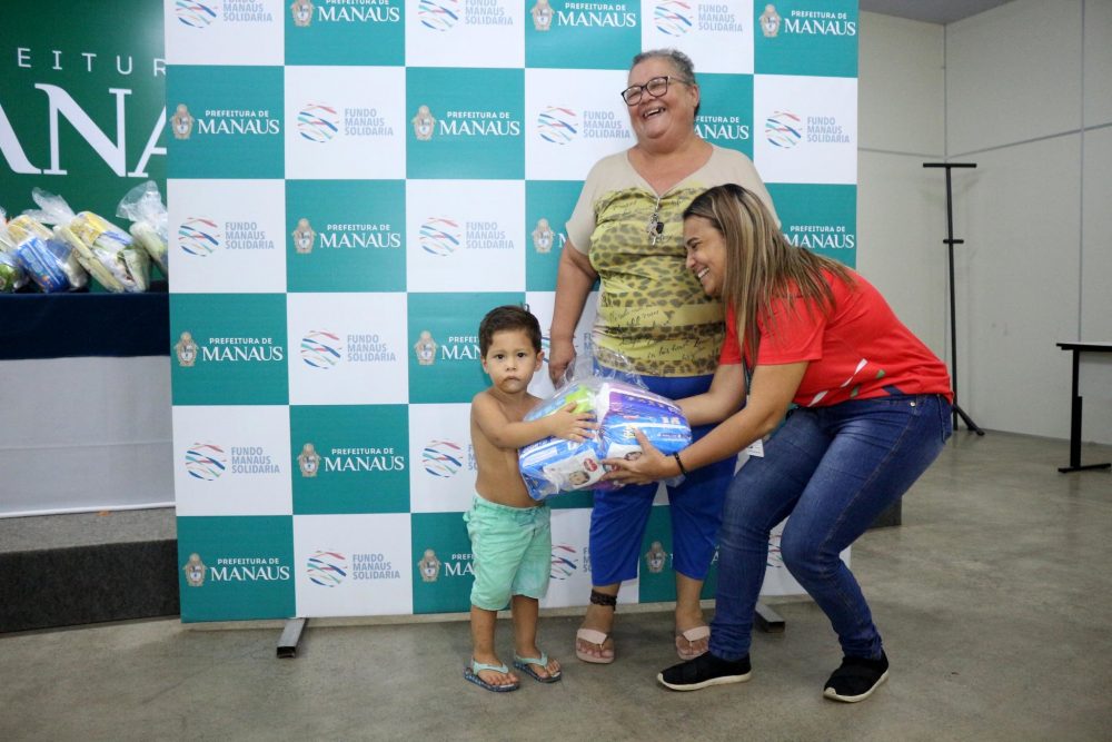 'Abra&ccedil;o Solid&aacute;rio' entrega benef&iacute;cios a fam&iacute;lias em risco social