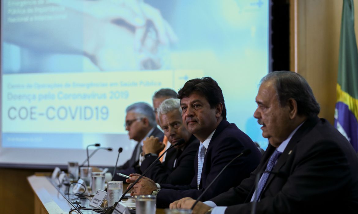 Deputados e ministro da Saúde defendem mais recursos para combater Covid-19 Deputados e ministro da Saúde defendem mais recursos para combater Covid-19