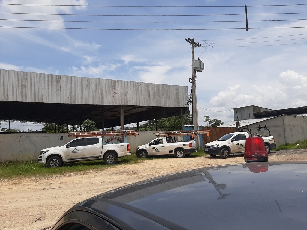 Fábrica clandestina é pega com 'gato' de energia no Puraquequara Fábrica clandestina é pega com 'gato' de energia no Puraquequara