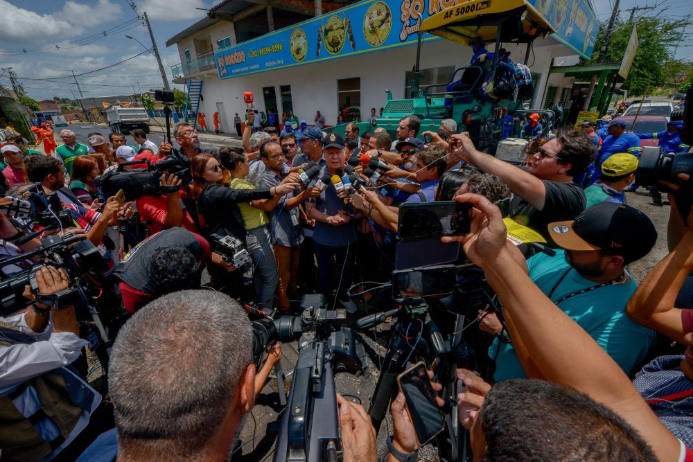 De volta &agrave;s ruas, prefeito lan&ccedil;a nova etapa do 'Requalifica' e programa alcan&ccedil;a quase 600 vias