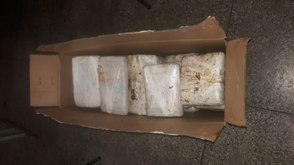 CAIXA DE PAPEL&Atilde;O 30kg de maconha s&atilde;o apreendidos em barco em Tef&eacute;
