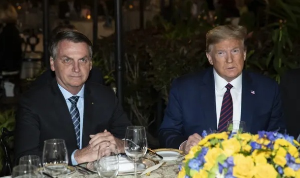 Bolsonaro testa positiva para coronavírus e aguarda contraprova Bolsonaro testa positiva para coronavírus e aguarda contraprova