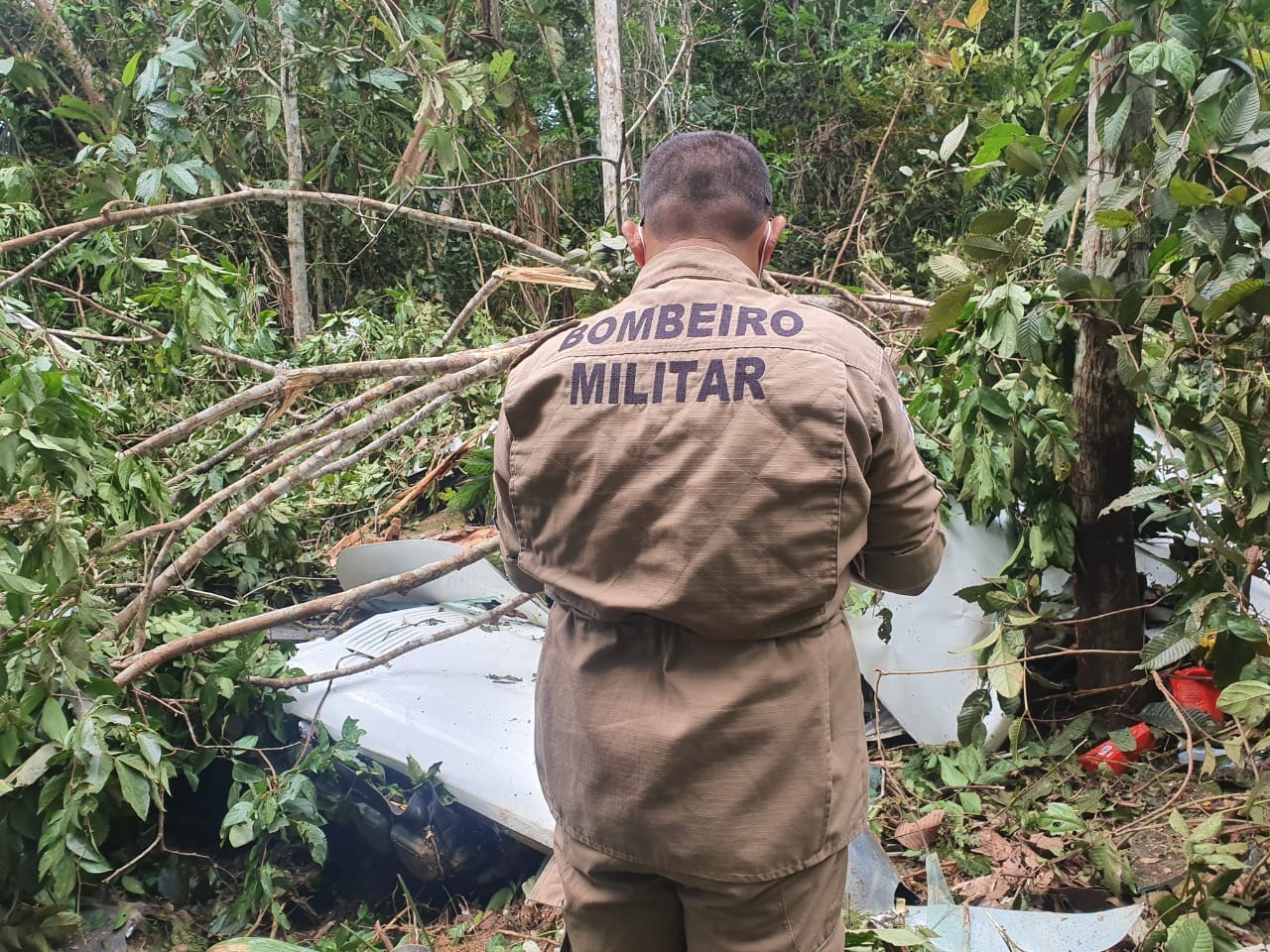 Avião clandestino cai em Tefé, perto da pista do aeroporto, e duas pessoas morrem Avião clandestino cai em Tefé, perto da pista do aeroporto, e duas pessoas morrem