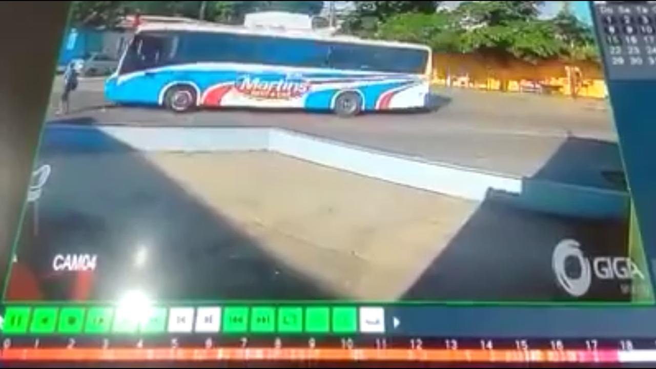 Idoso é atropelado por ônibus ao atravessar rua em Flores. Veja o exato momento Idoso é atropelado por ônibus ao atravessar rua em Flores. Veja o exato momento
