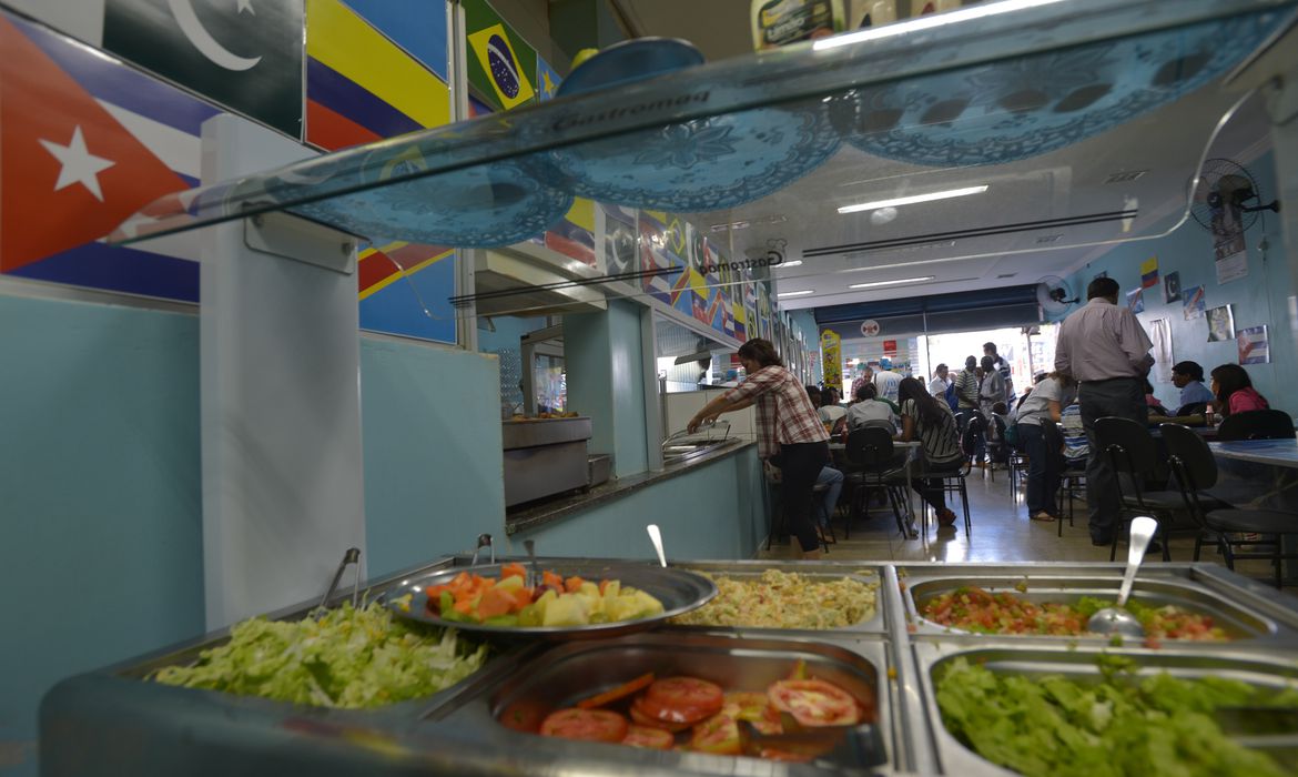 Movimento em bares e restaurantes cai, mas delivery aumenta Movimento em bares e restaurantes cai, mas delivery aumenta