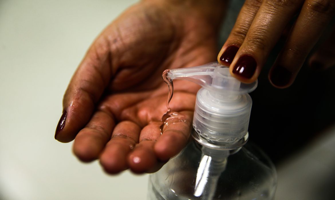 Ambev vai doar 500 mil garrafas de álcool em gel a hospitais públicos Ambev vai doar 500 mil garrafas de álcool em gel a hospitais públicos