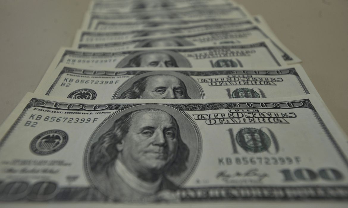 Bolsa volta a despencar e d&oacute;lar encosta em R$ 5,20