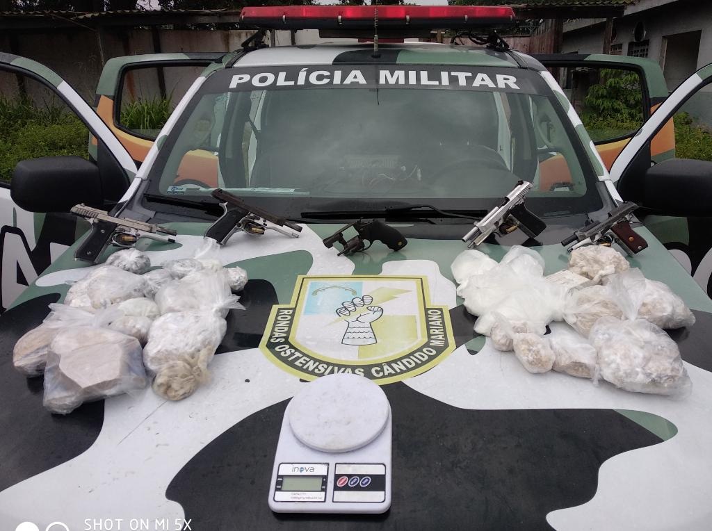 Rocam prende homem com 5 armas e quase 6kg de drogas no Crespo Rocam prende homem com 5 armas e quase 6kg de drogas no Crespo