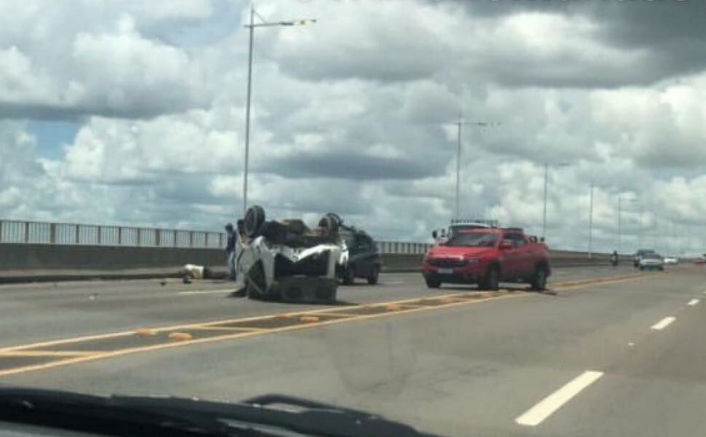 Idoso fica gravemente ferido em capotamento na ponte Rio Negro Idoso fica gravemente ferido em capotamento na ponte Rio Negro