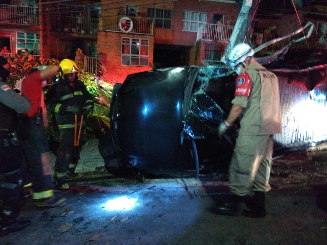 Motorista perde controle e bate violentamente contra poste na Pra&ccedil;a 14; veja fotos