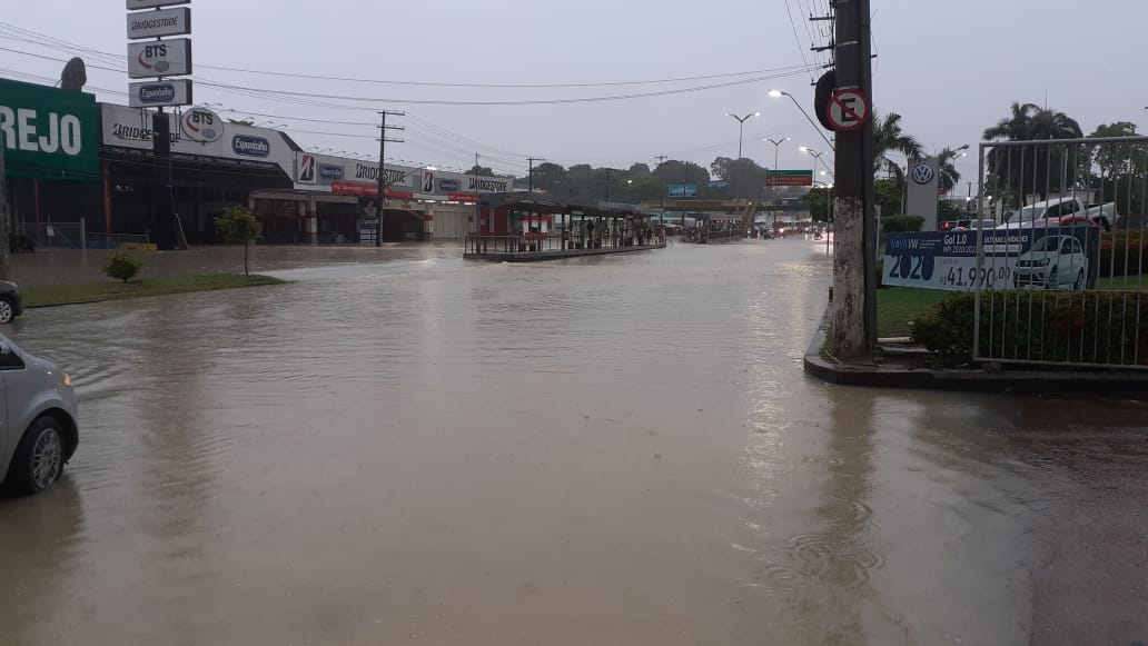 Chuva provoca deslizamentos e alagações na capital; Torquato está praticamente parada; veja vídeos Chuva provoca deslizamentos e alagações na capital; Torquato está praticamente parada; veja vídeos