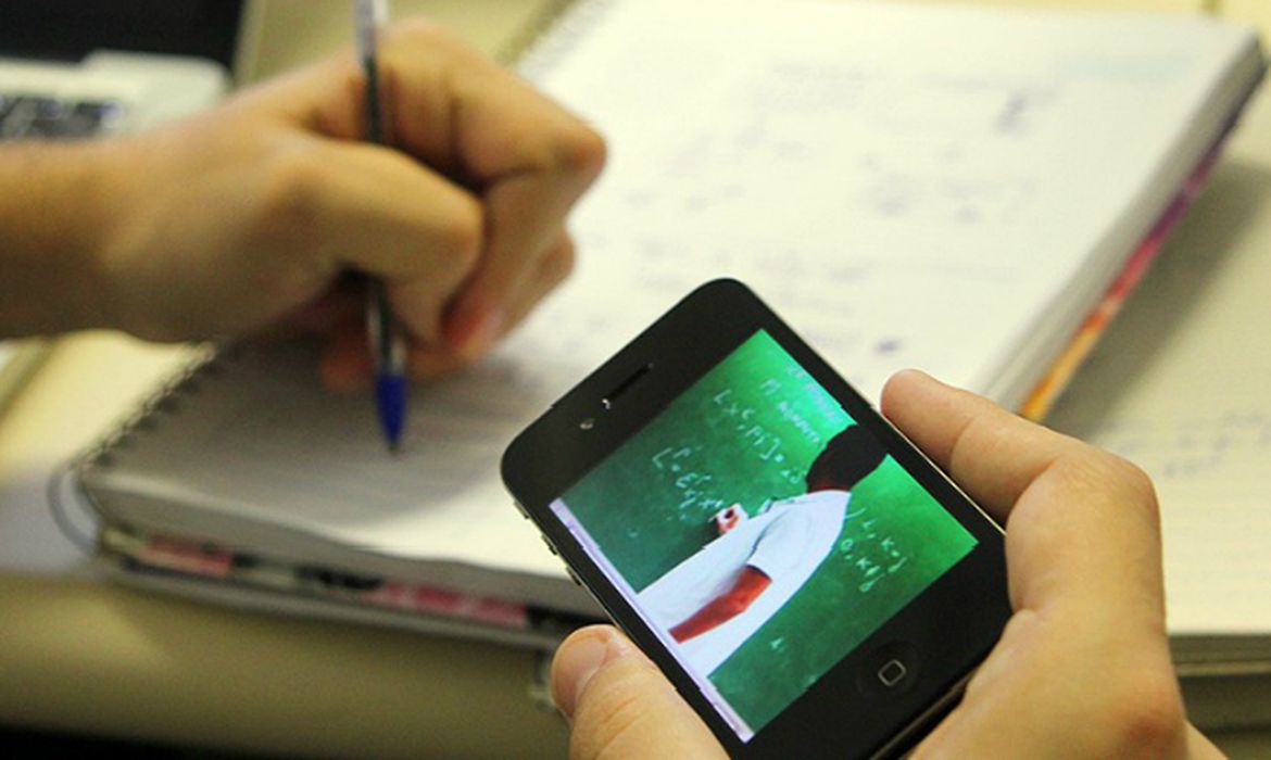 Instituições de ensino superior migram para ensino a distância Instituições de ensino superior migram para ensino a distância