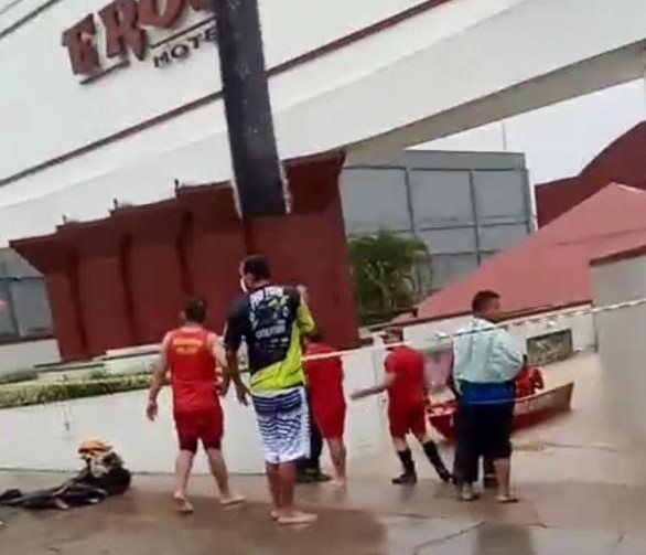 Casais ilhados em quartos de motel são resgatados com ajuda de bote dos bombeiros. Veja vídeo Casais ilhados em quartos de motel são resgatados com ajuda de bote dos bombeiros. Veja vídeo