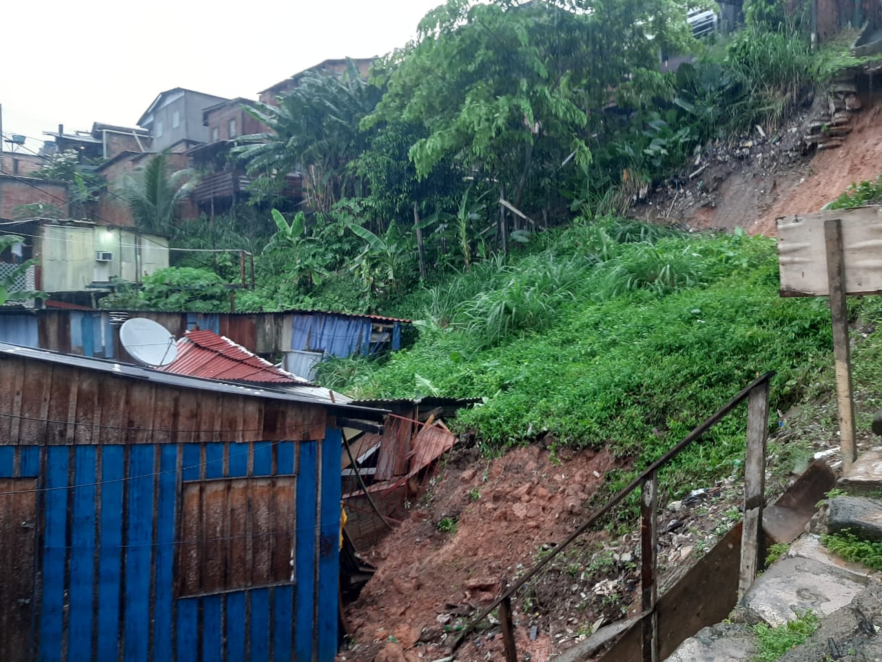 Chuva de 111mm causa estragos na capital, deixando fam&iacute;lias desabrigadas. Veja mais v&iacute;deos e fotos