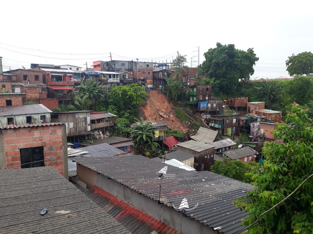 Compensa tem deslizamento de barranco e Defesa Civil vai interditar trecho afetado Compensa tem deslizamento de barranco e Defesa Civil vai interditar trecho afetado